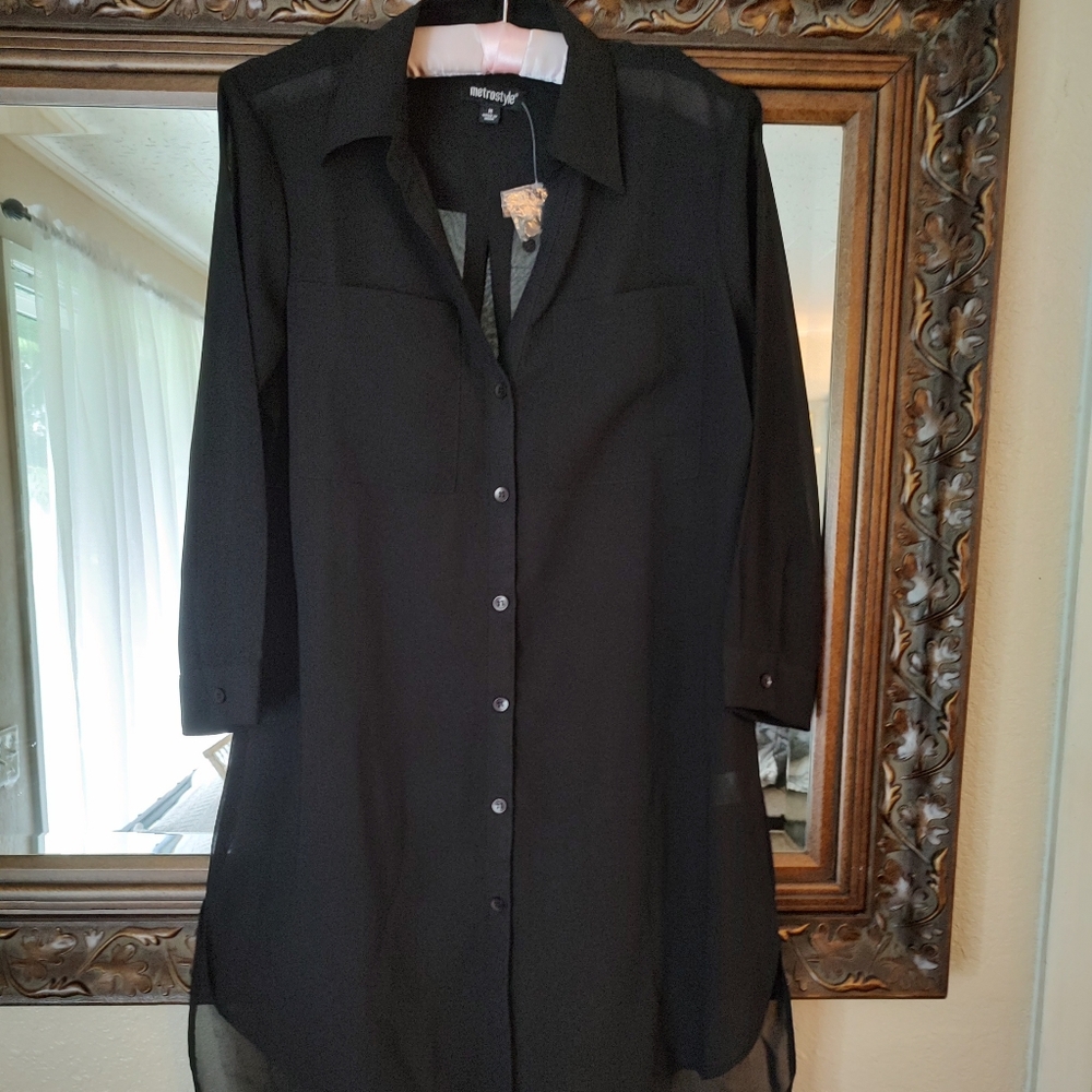 New Long hi-lo hem black tunic. Metrostyle. New. Size medium.